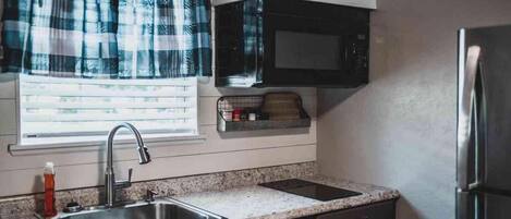 Kühlschrank, Mikrowelle, Wasserkocher mit Kaffee-/Teezubehör