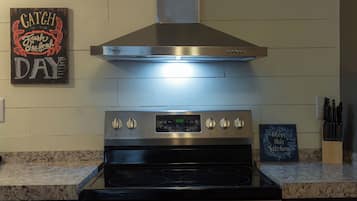 Geladeira, micro-ondas, cafeteira/chaleira