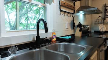 Refrigerador, microondas, cafetera/tetera