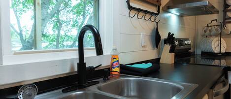 Réfrigérateur, four à micro-ondes, cafetiÚre-théiÚre