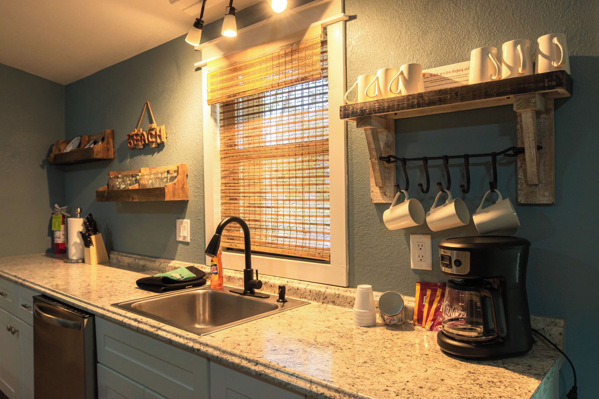 Refrigerador, microondas, cafetera/tetera