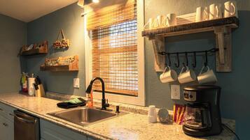 Refrigerador, microondas, cafetera/tetera