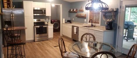 Een koelkast, een magnetron, een koffiezetapparaat/waterkoker