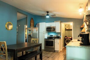 Réfrigérateur, four à micro-ondes, cafetière-théière