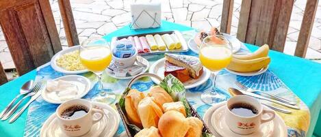 Free daily buffet breakfast
