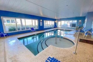 Inomhuspool och utomhuspool