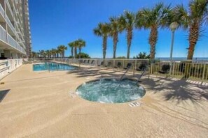 Innendørsbasseng og utendørsbasseng