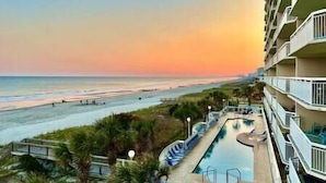 Ein Hotel mit Pool mit Blick auf Strand und Meer.