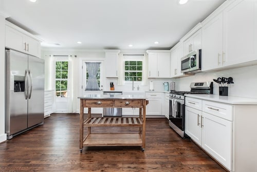 Crestwood Contemporary - Minutes to Downtown!