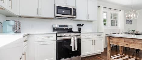 冷蔵庫、電子レンジ、オーブン、コンロ