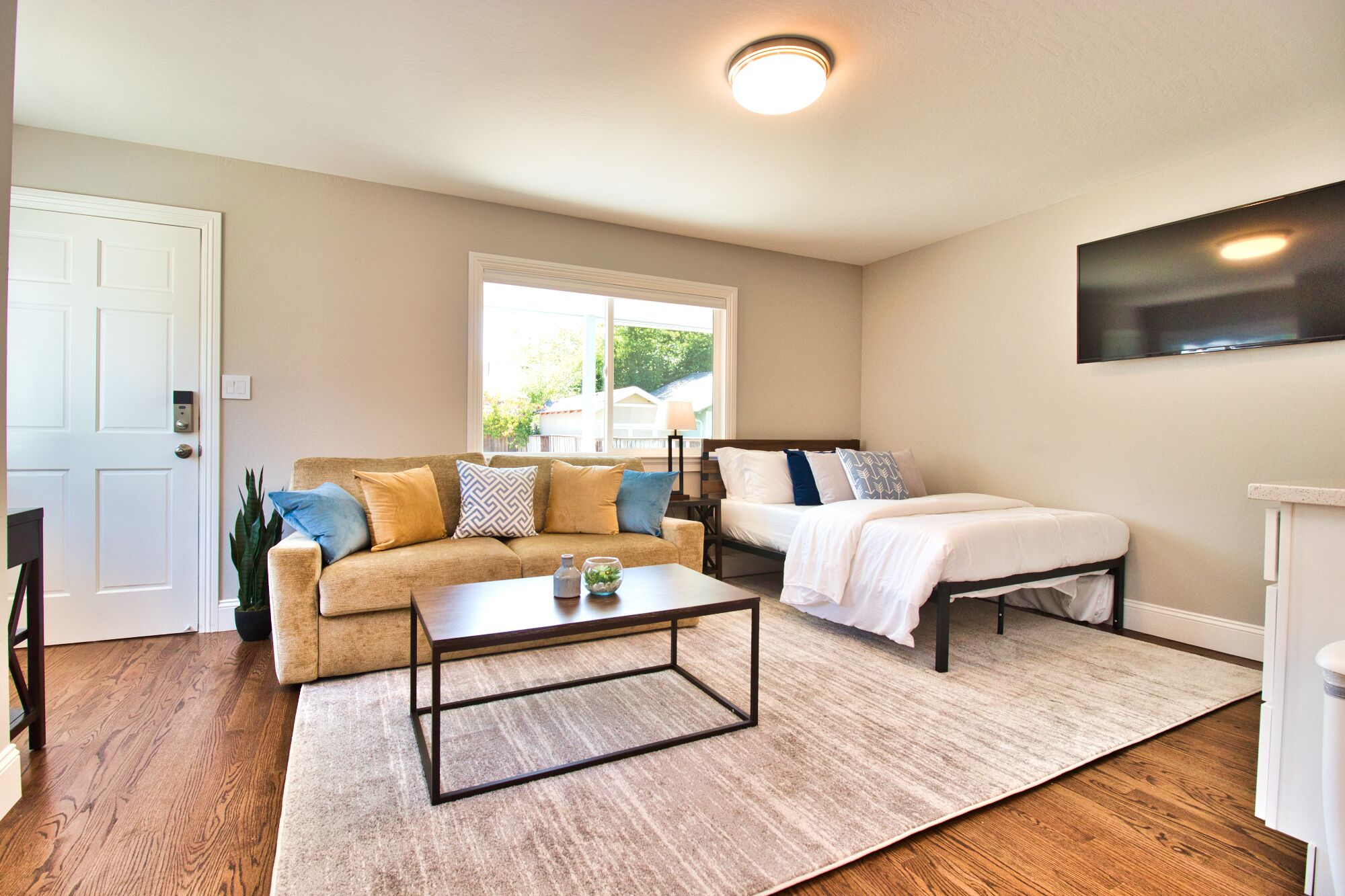 ❤️ of Town ❤️ Private ❤️ EZ Parking ❤️Kitchen ❤️Laundry