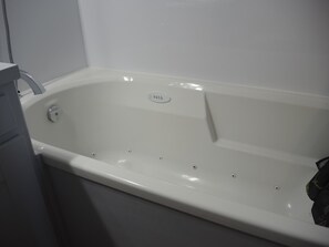 Hårtork, handdukar, tvål och schampo