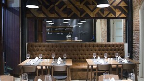Un restaurante con barra, cabinas y mesas.