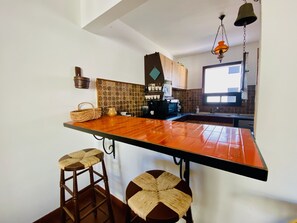 Micro-ondes, four, lave-vaisselle, cafetière/bouilloire