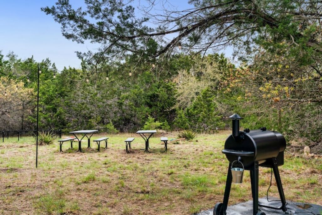 8 acres Ranch - 2 Homes - Sleeps 16 - Dripping