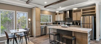 8 acres Ranch - 2 Homes - Sleeps 16 - Dripping