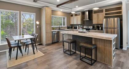 8 acres Ranch - 2 Homes - Sleeps 16 - Dripping