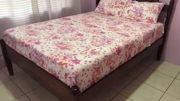 2 slaapkamers, een strijkplank/strijkijzer, gratis wifi, beddengoed