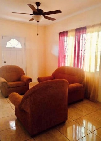 TV. Very clean 1-bedroom Apt. in St. Georges, Grenada