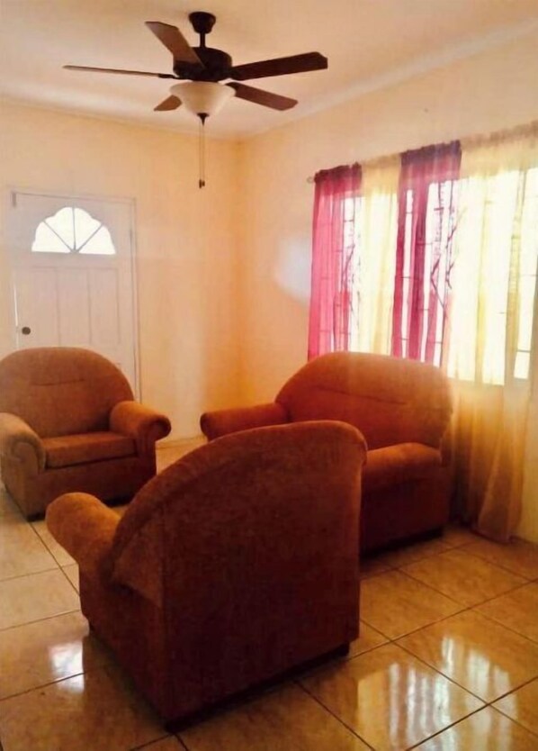 TV - Very clean 1-bedroom Apt. in St. Georges, Grenada (Saint George's)