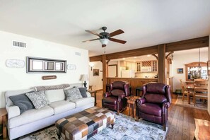 Smart-tv, een open haard, boeken en een kantoor