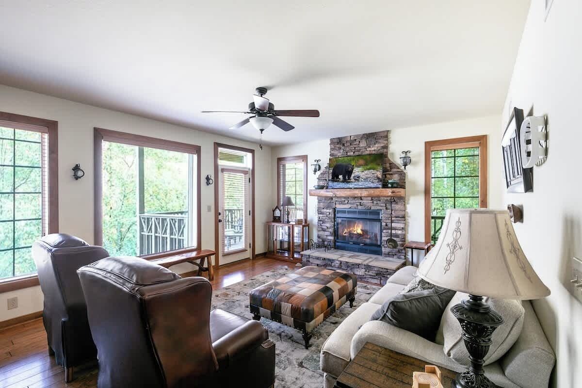 智能电视、壁炉、书、办公室