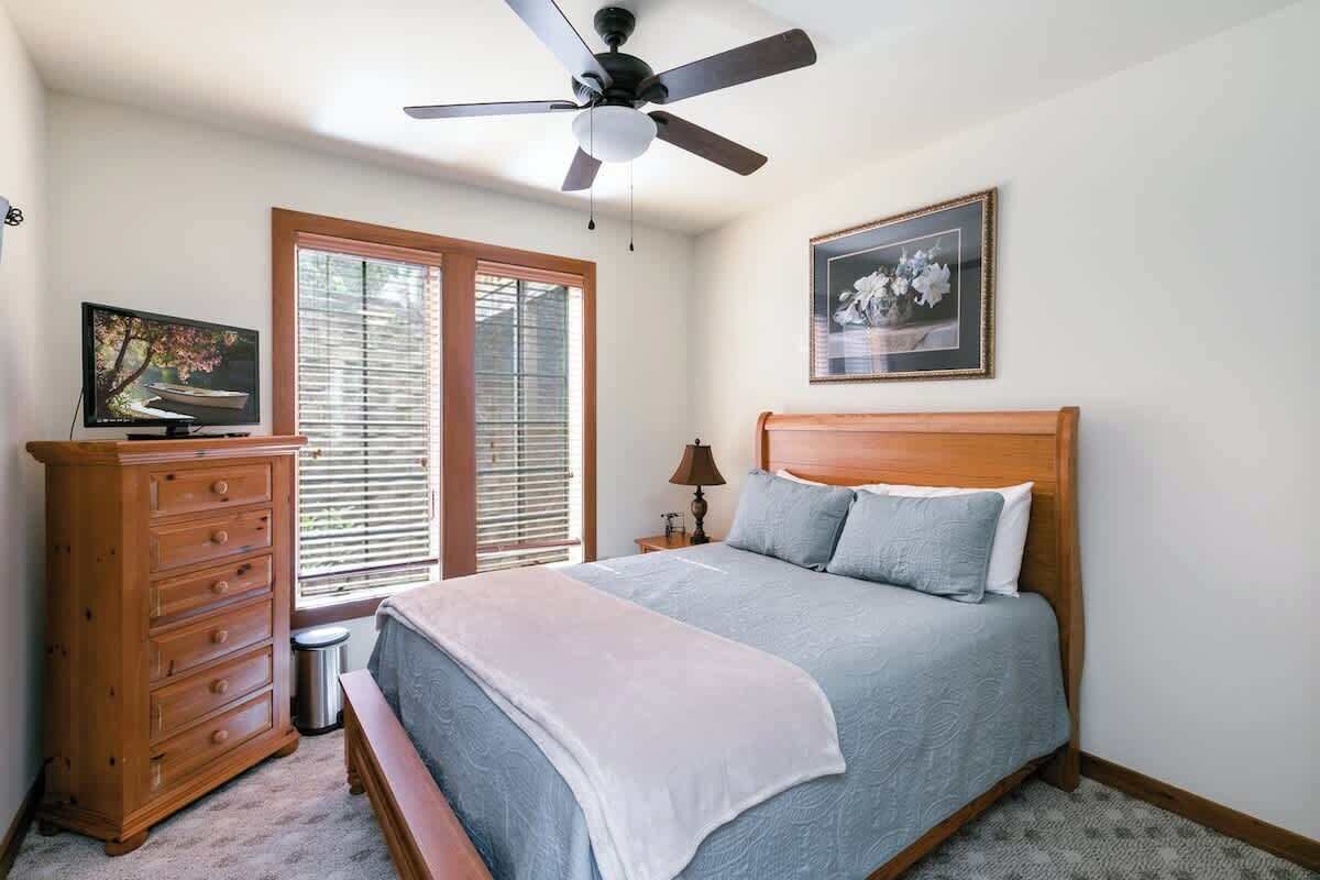 2 chambres, bureau, fer et planche à repasser, lit parapluie