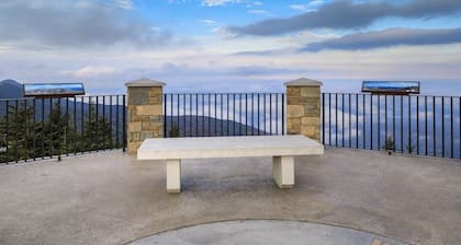 Cozy Mtn Retreat w/ Hiking & Views - Pet Friendly!