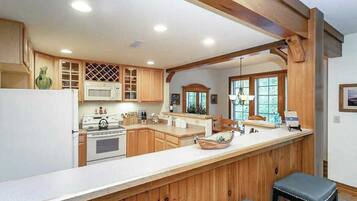 冰箱、微波炉、烤箱、炉灶