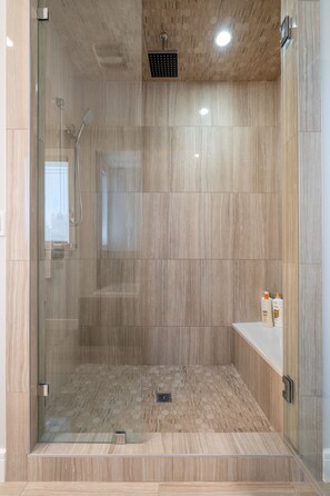 Shower, jetted tub, hair dryer, towels