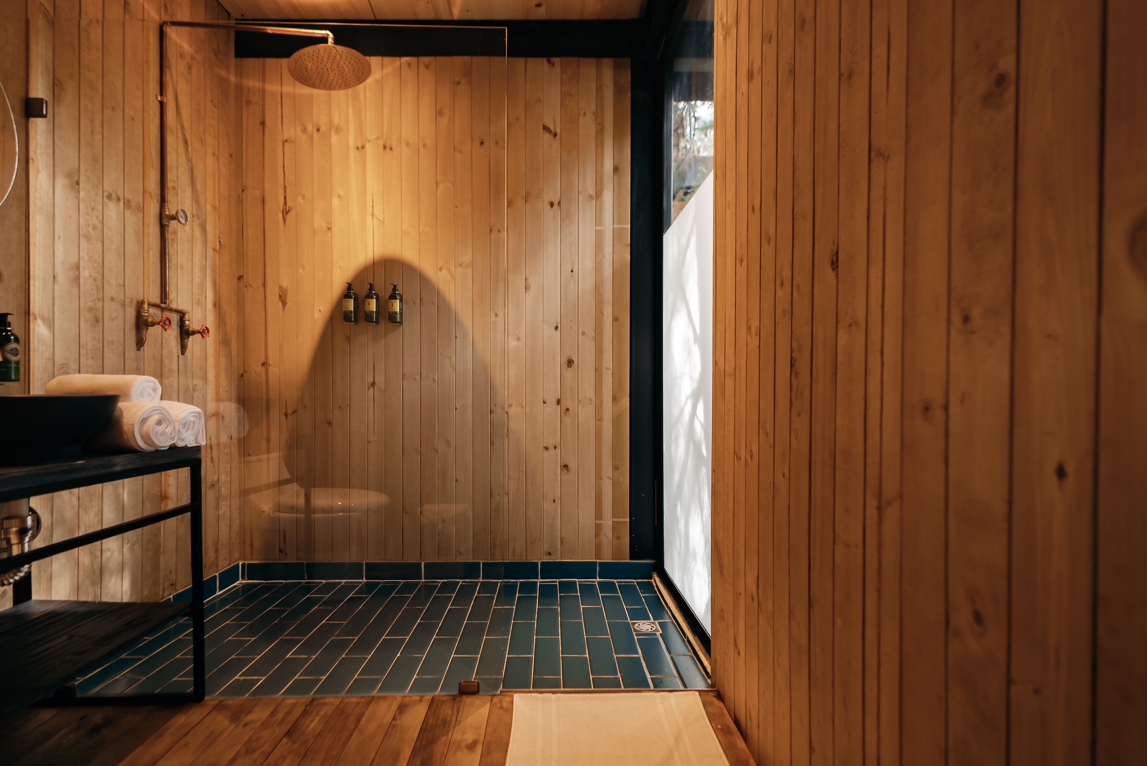 ห้องเอ็กซ์คลูซีฟ | ห้องน้ำ | ฝักบัว, เรนชาวเวอร์, เสื้อคลุมอาบน้ำ, ผ้าเช็ดตัว