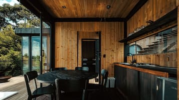 Luksus-værelse | Privat køkken | Kaffe-/temaskine, elkedel, køkkentøj/tallerkener/redskaber