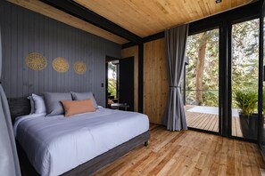3 bedrooms, Egyptian cotton sheets, premium bedding, memory-foam beds