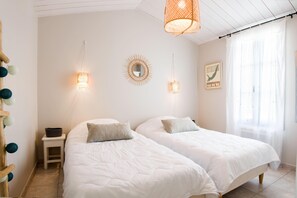 3 habitaciones, tabla de planchar con plancha y cuna de viaje