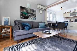 Living area - Enjoy the elegant decoration of this accommodation in the city center.  (Split)