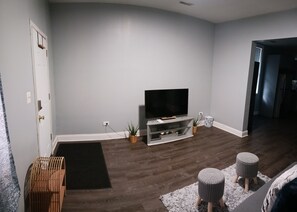 Smart TV, computer monitors - Private villa in a vintage Chicago neighborhood - 10 minutes from downtown (Chicago)