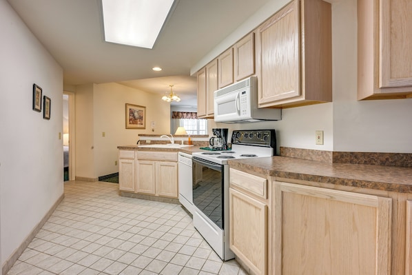Fridge, microwave, stovetop, dishwasher - Shared Hot Tub Access! Gem 4 Mi to Dtwn Caseville (Pigeon)