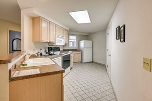 Fridge, microwave, stovetop, dishwasher - Shared Hot Tub Access! Gem 4 Mi to Dtwn Caseville (Pigeon)