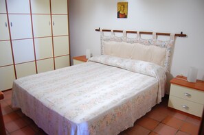 2 bedrooms, iron/ironing board, travel cot, free WiFi