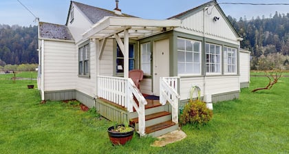 Vintage farmhouse on cattle ranch - 360-degree Redwood Valley views & game room