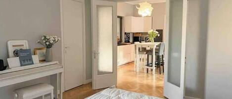 2 habitaciones, escritorio y tabla de planchar con plancha