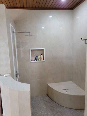 Hair dryer, towels, soap, shampoo - NEW Stunning 3 bed Luxury Balinese Villa with Panoramic Ocean Views and Pool (Bali)