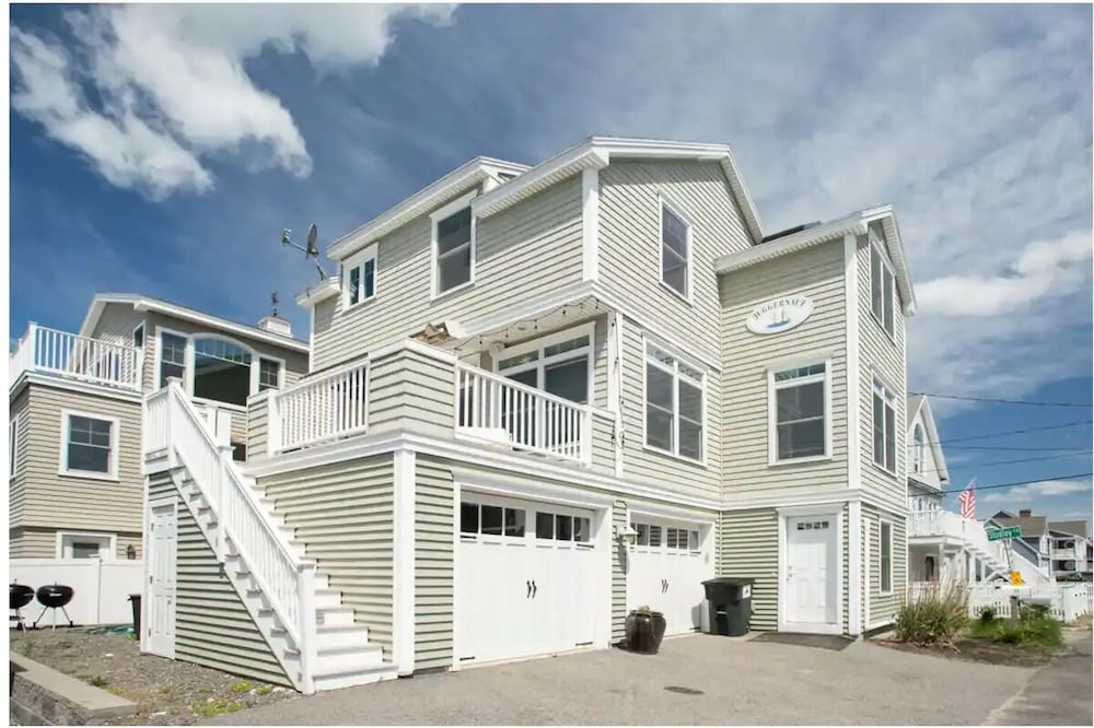 Fantastic Beach House! 4 bedroom across the Ocean.