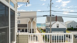 Zona residencial con casas, un balcón y vista al océano.
