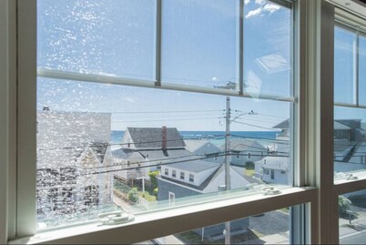 Fantastic Beach House! 4 bedroom across the Ocean.