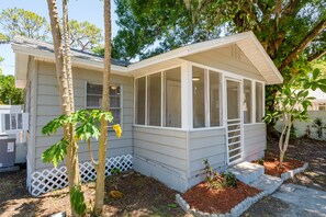 Exterior - Sleeps 4 Hot Tub Fenced INN  (Tampa)