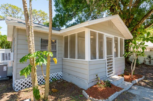 Sleeps 4 Hot Tub Fenced INN 