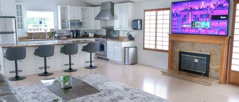 Refrigerador, microondas, horno y parrilla de estufa