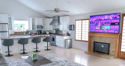 Spacious Home & Yard, Great for big groups & companies