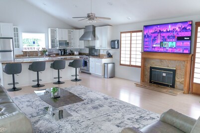 Spacious Home & Yard, Great for big groups & companies